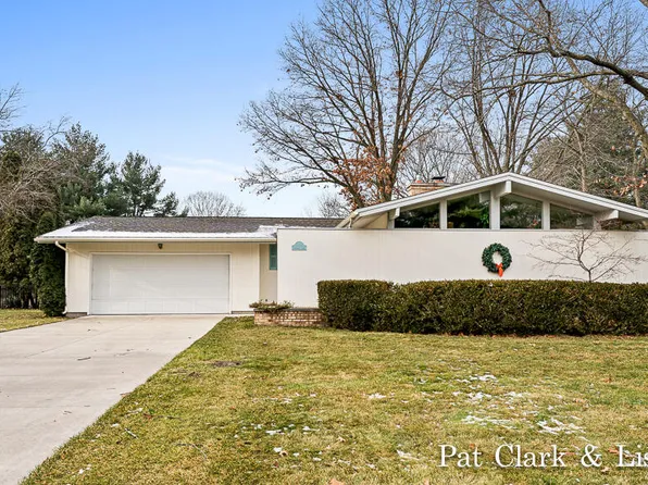 18655 Pinecrest Ln, Spring Lake, MI 49456