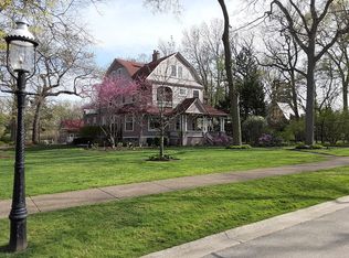 253 Bloomingbank Rd, Riverside, IL 60546