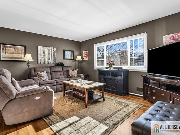 3rd image of 11 Fulton Rd