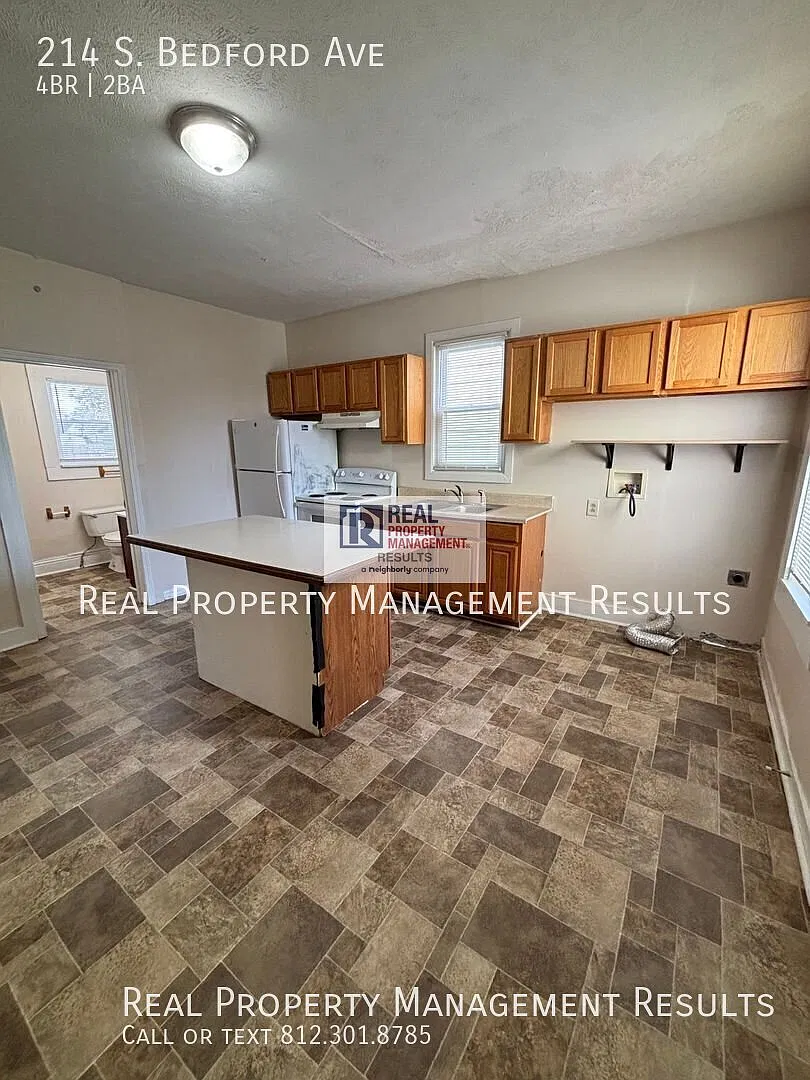 Front Porch Living in a Convenient Location — Photo 4