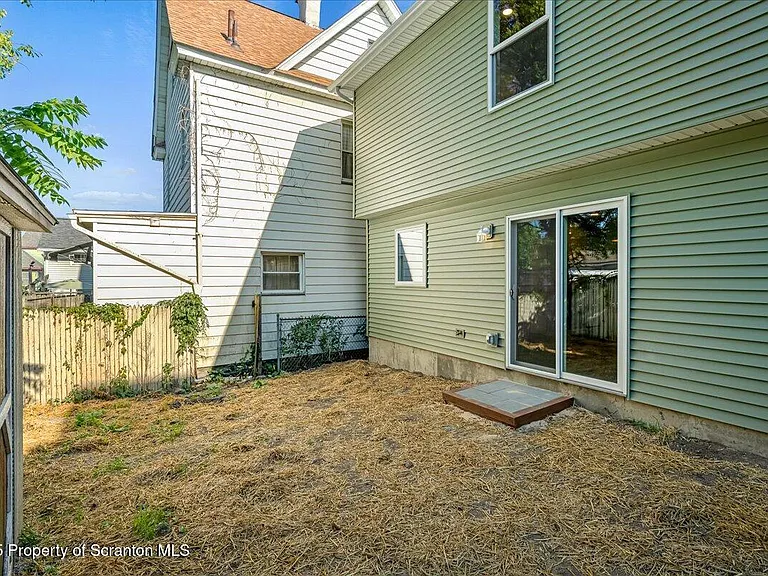 820-822 Delaware St — Photo 36