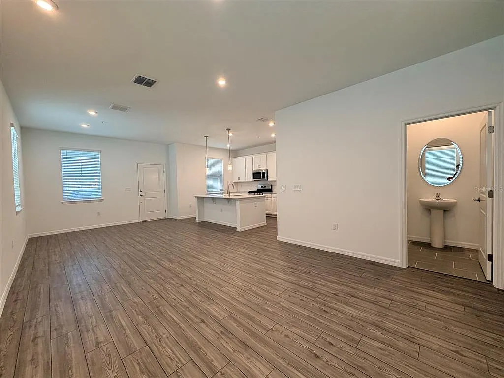 3 bed, 2.5 bath, 1600 sqft, $2,195 — Photo 4