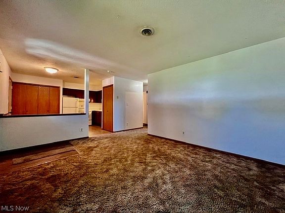 3rd image of 122 Royal Crest Dr Unit G