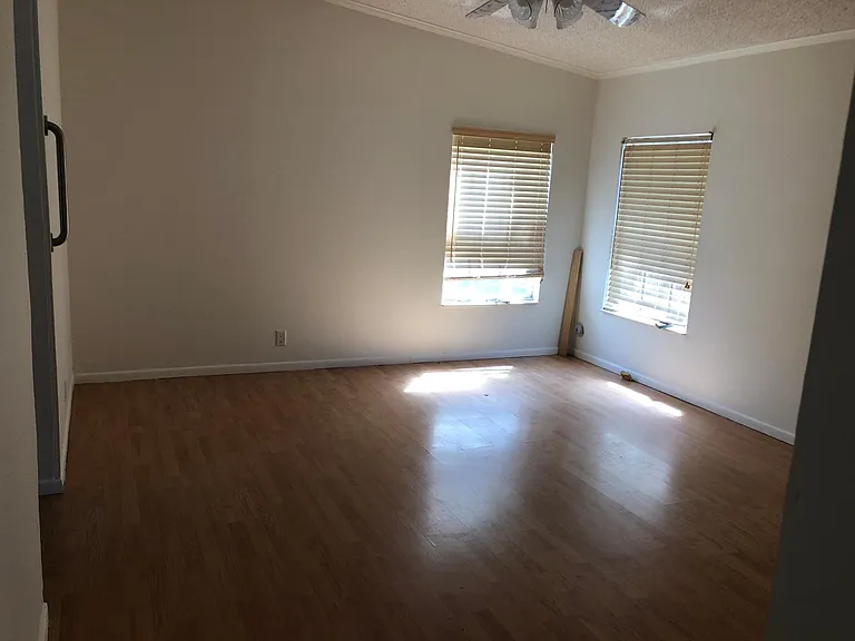 25724 SW 46th Ave — Photo 3
