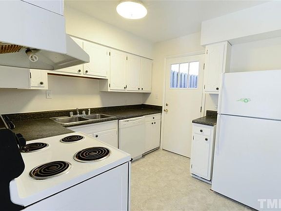 3rd image of 220 Elizabeth St APT F8