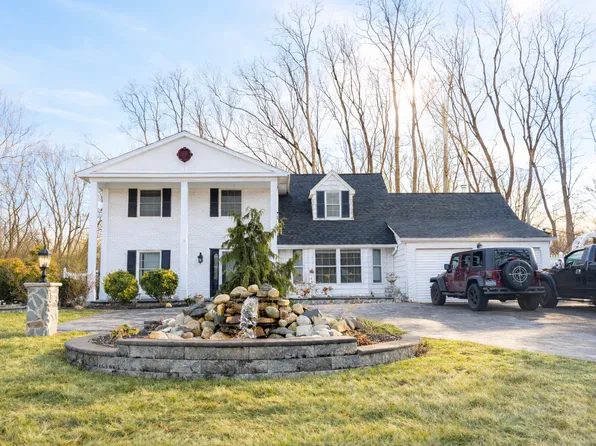 30 Dumond Pl, Coram, NY 11727