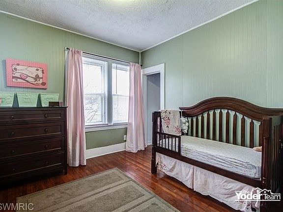 3rd image of 1925 Coit Ave NE