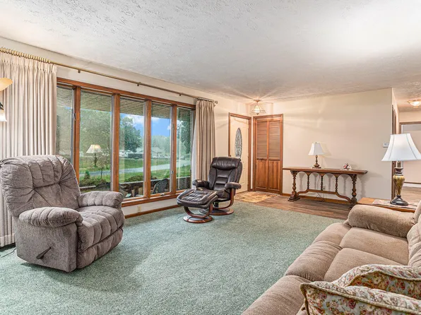 60544 Woodland Dr, Dowagiac, MI 49047