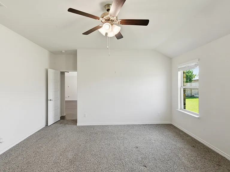 415 Boston Rd — Photo 14