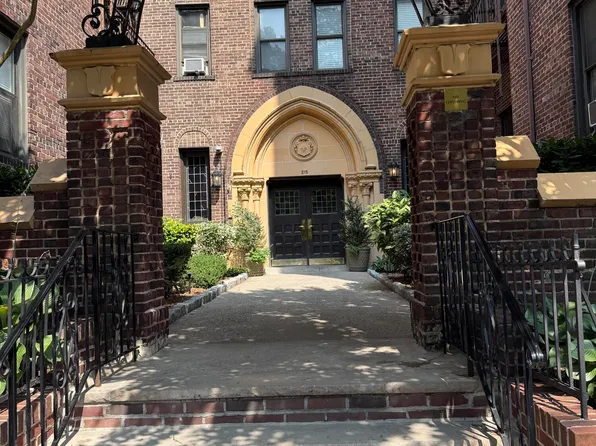 215 Hart Blvd APT 4C, Staten Island, NY 10301