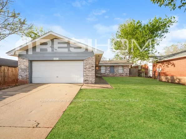 1049 NW 24th St, Moore, OK 73160