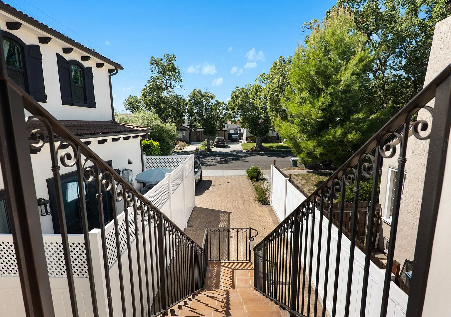 Beautiful 1 Bedroom / 1 Bathroom upstairs Apartment in Burbank with In-Unit Laundry & Central Air — Photo 3