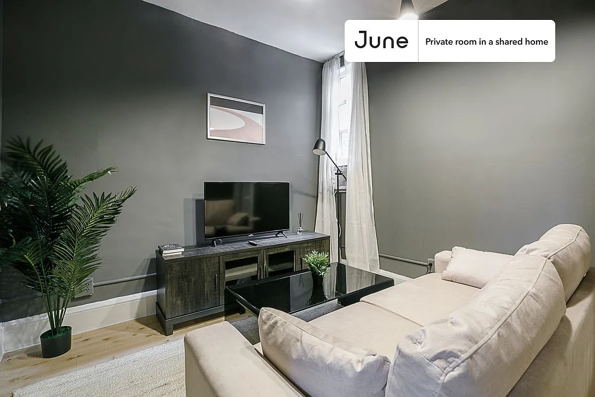 Twin bedroom in 5 bed/1 bath home in Hell's Kitchen #188 5D — Photo 3