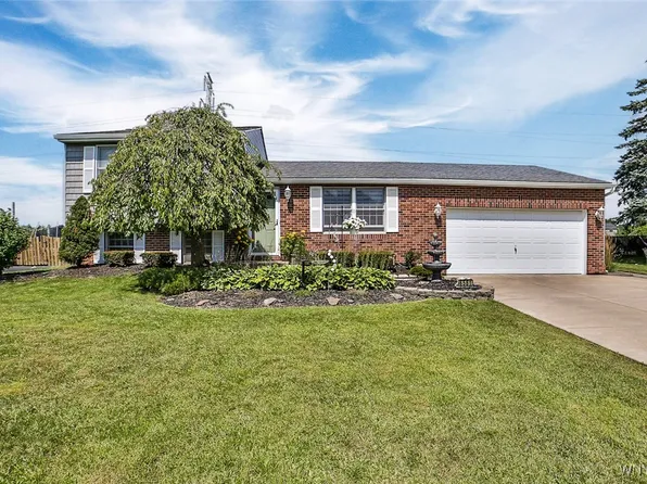 6581 Royal Pkwy N, Lockport, NY 14094