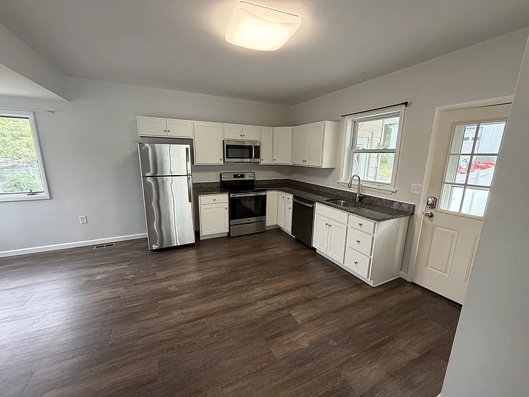 2247 Lakeside Dr — Photo 7