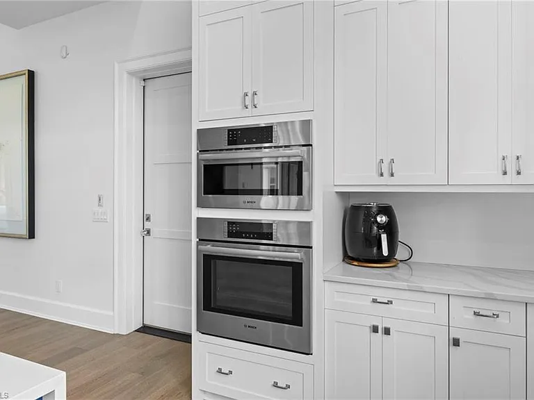 2961 Sanborn Ave — Photo 28