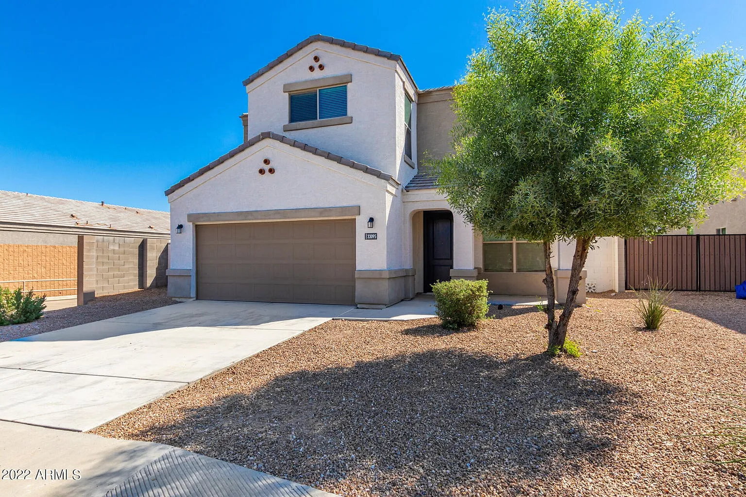 5 bed, 2.5 bath, 2716 sqft, $2,400 — Photo 2