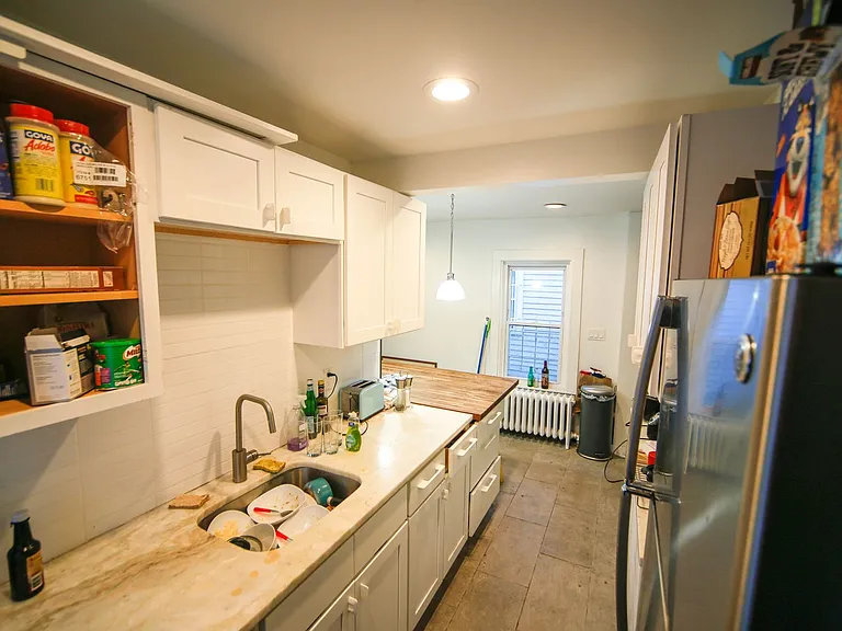 107 Howe St — Photo 3