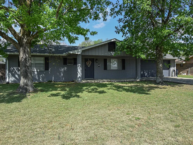 205 Tanglewood Rd — Photo 1