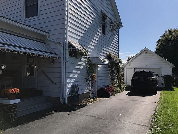 2nd image of 211 Mary St