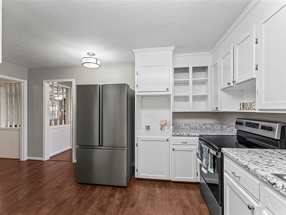 2nd image of 304 Stonehaven Dr