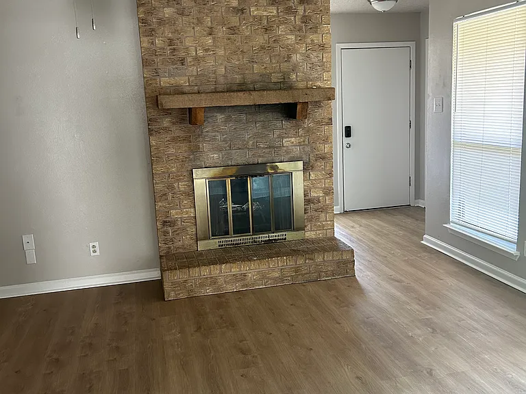 1208 Wales Dr — Photo 4
