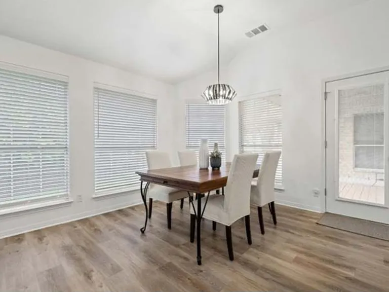 2913 Victoria Cv — Photo 18