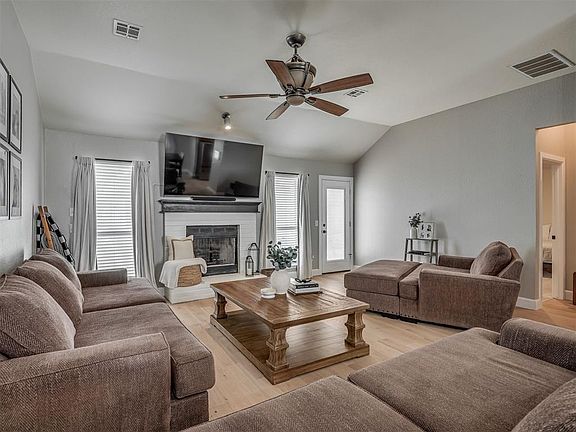 5th image of 823 Olde Town Dr