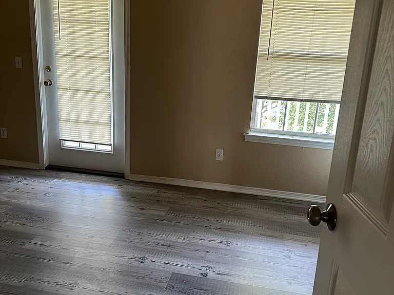 156 University Pkwy — Photo 8