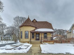492 Laurel St, Elgin, IL 60120