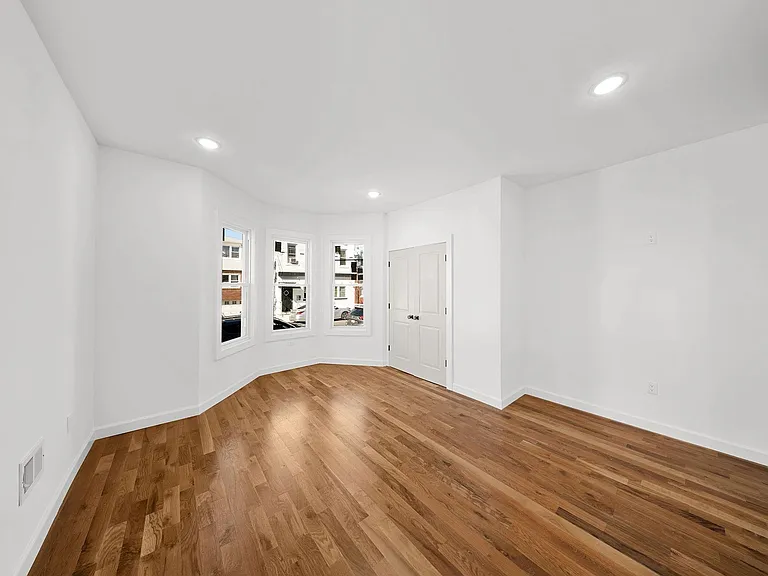 319 William St #1-0904 — Photo 8