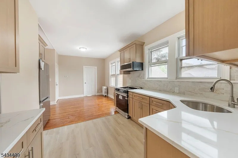 2 bed, 1.0 bath, $2,375 — Photo 3