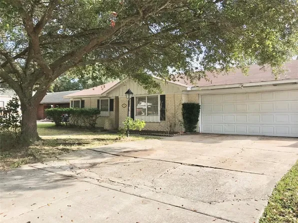 705 Inwood Dr, Baytown, TX 77521