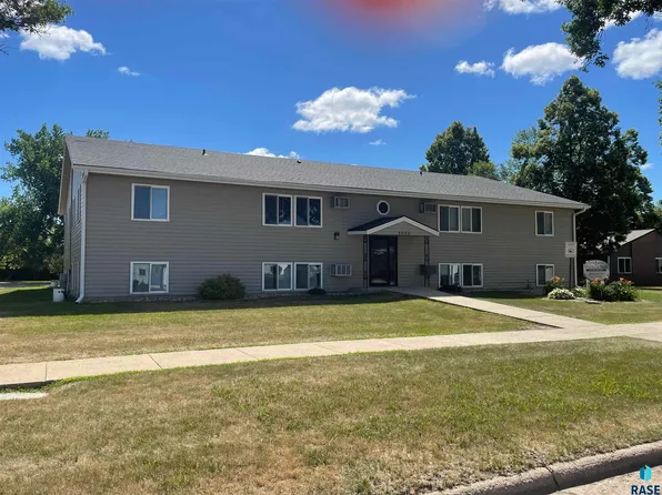 1030 N Lincoln Ave, Madison, SD 57042
