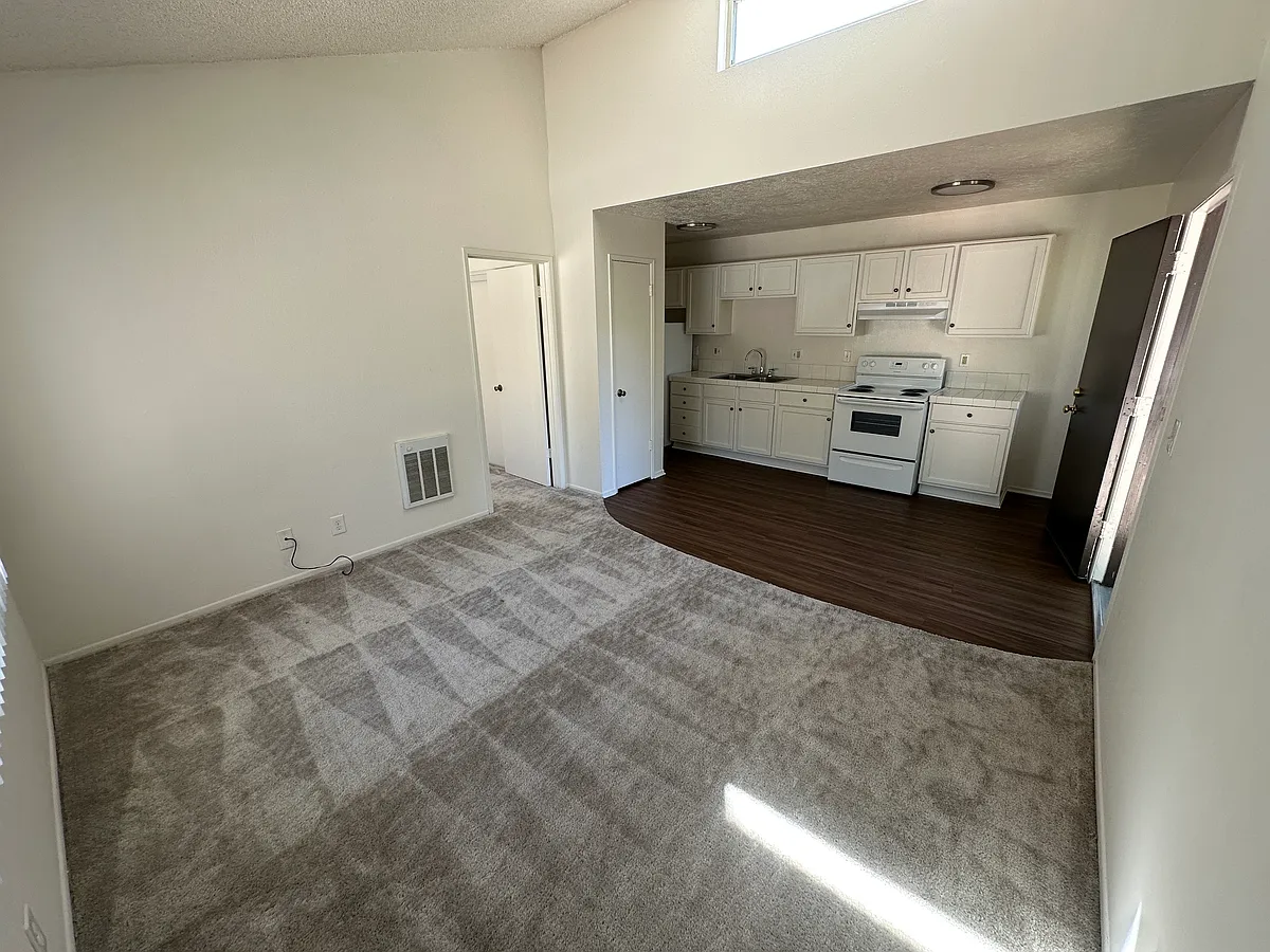 Building Photo - 270 W Alamar Ave #20