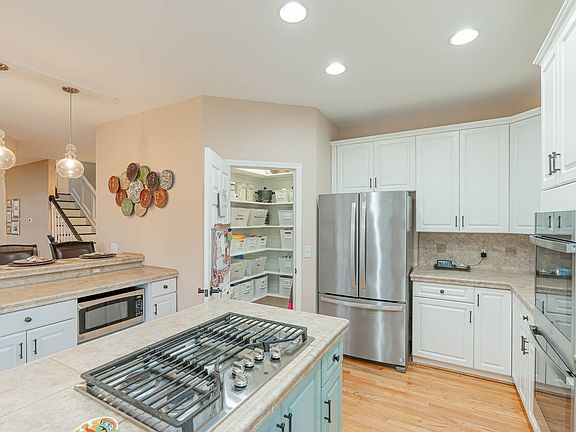 5th image of 10 Golden Oak Ct