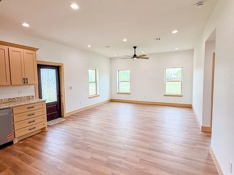 1105 E Navarro Ave — Photo 7