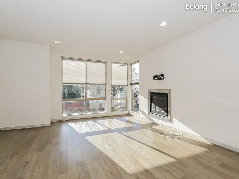 504 N 105th St — Photo 2
