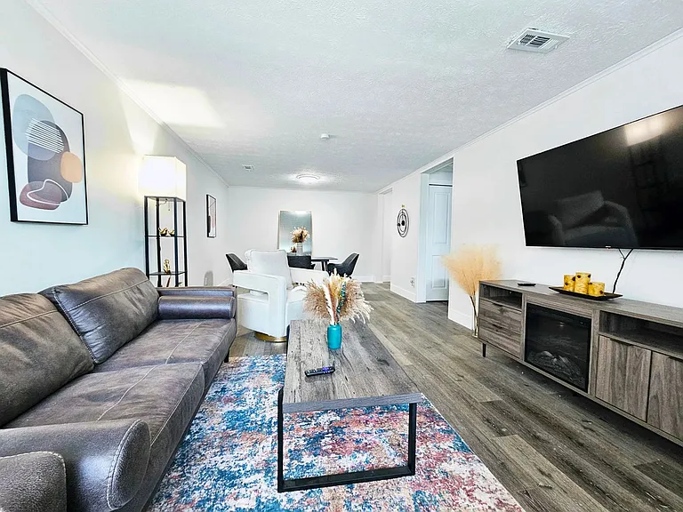 Pine Grove Apartments — Photo 12