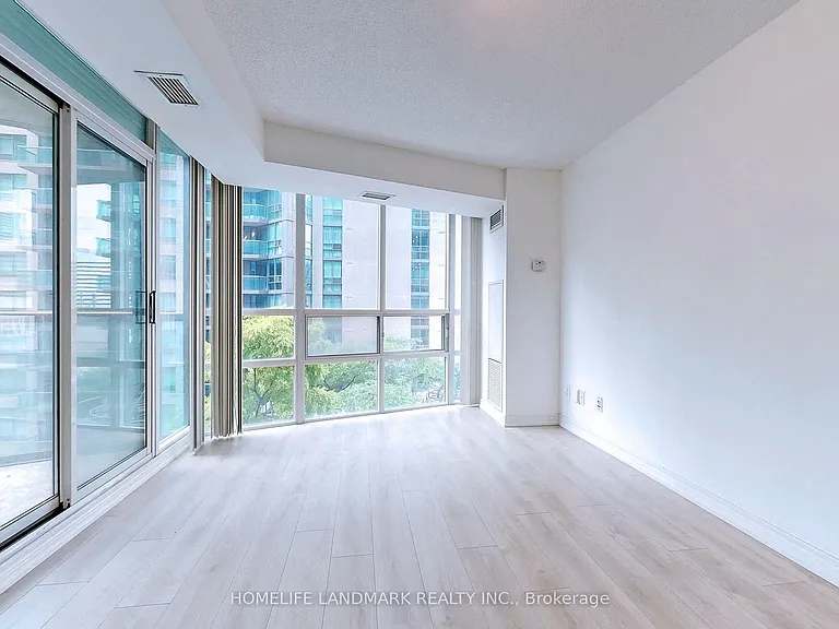 30 Grand Trunk Cres #901 — Photo 6