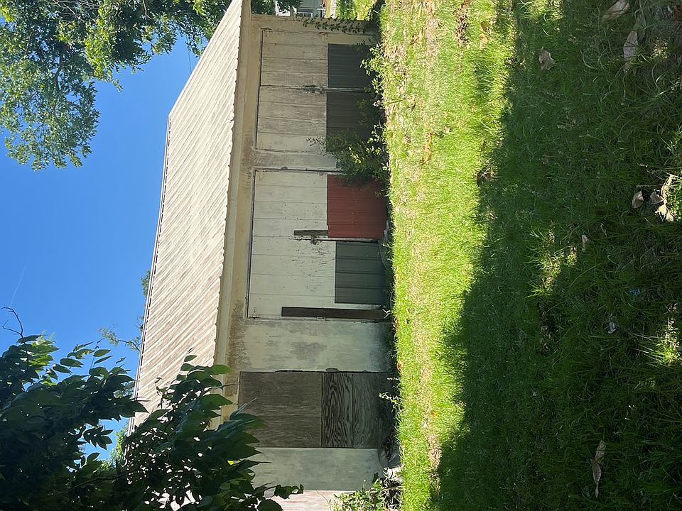 2nd image of 811 Ward St E