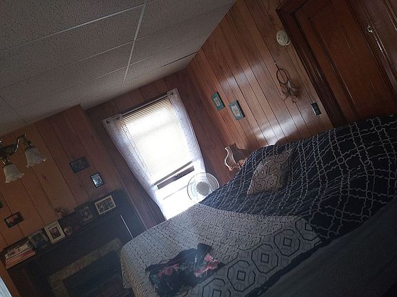 4th image of 122 N Walnut St