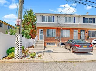 31 Spirit Ln, Staten Island, NY 10303