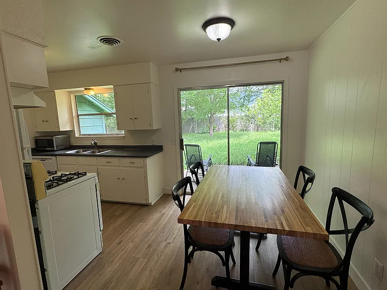904 Aurora Cir — Photo 5