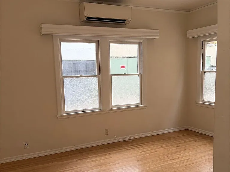 852 N Oxford Ave — Photo 3