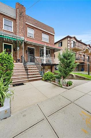 1st image of 925 E 215th St