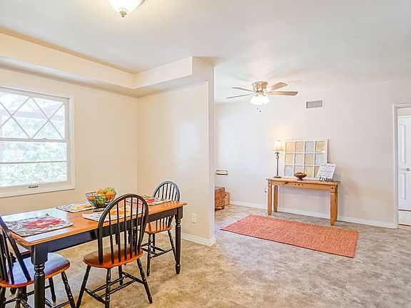 Dining/Family room-Great!!