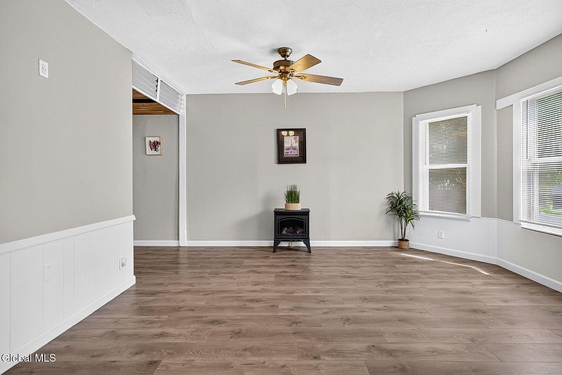 3rd image of 1034 Glendale Place