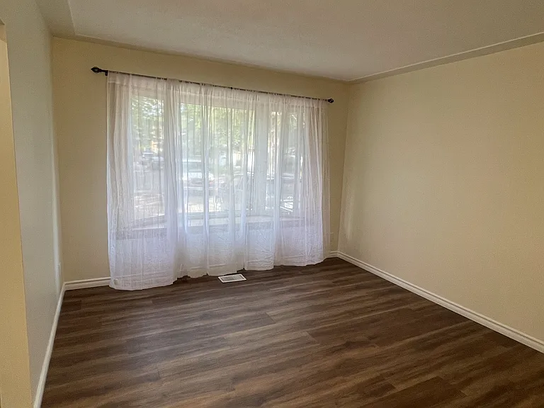 37 E Rutherford Dr #MAIN FLOOR — Photo 22