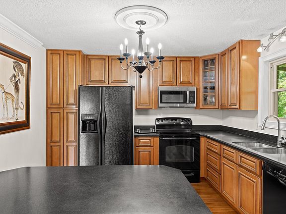 3rd image of 74 Kriswood Dr